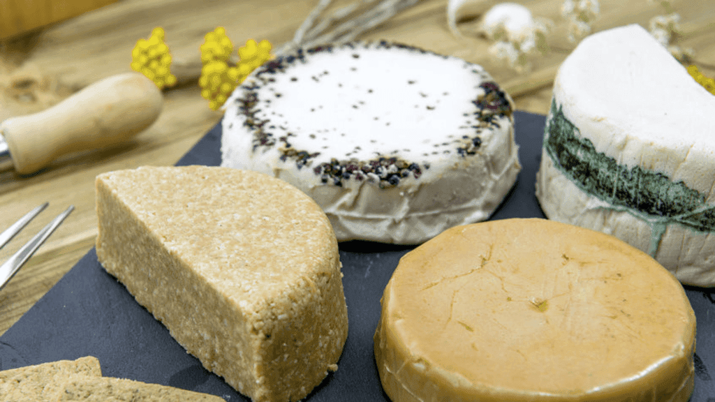 Une table avec le meilleur fromage vegan du moment pour un apero entre amis