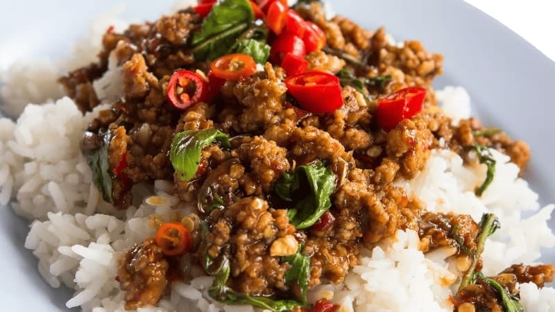 Un plat à base de riz et du meilleur haché végétal avec du piment doux