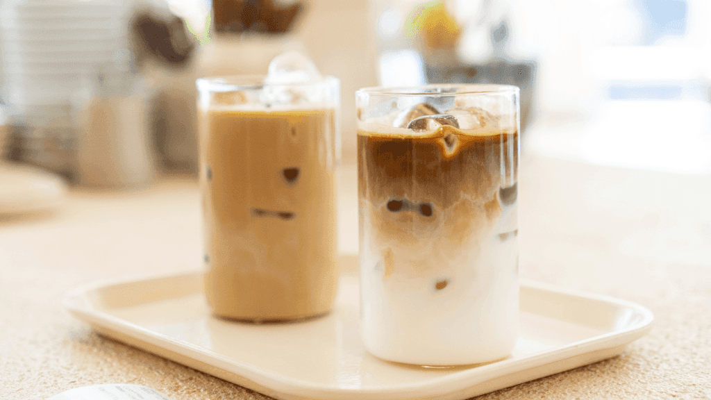 Un café glacé avec Le meilleur lait végétal pour café