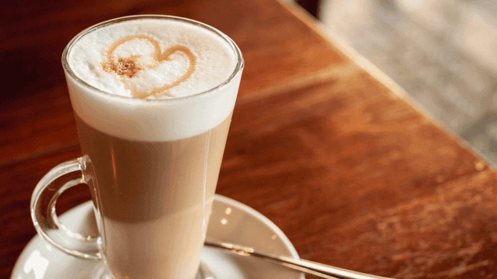 Une grande tasse de café accompagné du meilleur lait végétal pour café sur une table