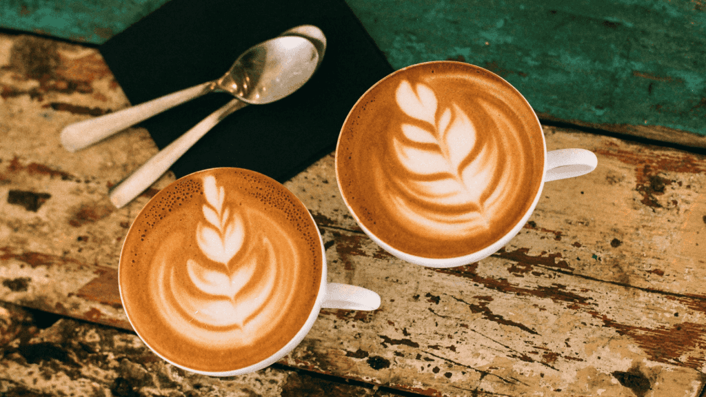 Deux café latte avec du lait végétal sur une table en bois pour un moment entre ami