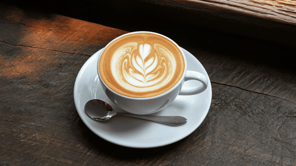 Une tasse de café avec le meilleur lait végétal pour café