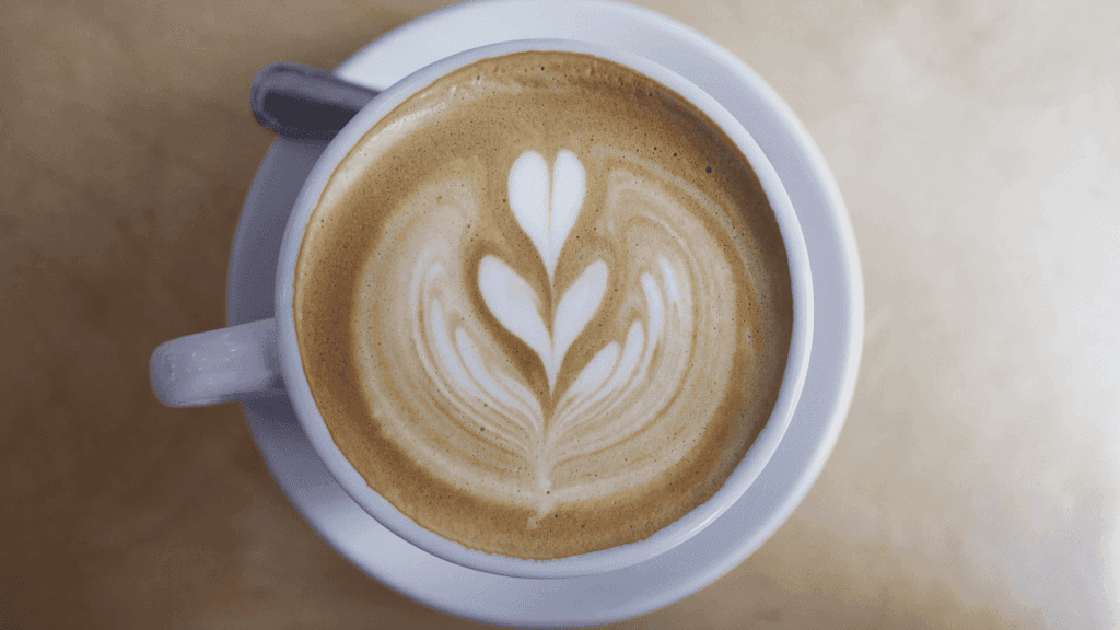 Un café vu de haut avec du lait végétal pour l'adoucir