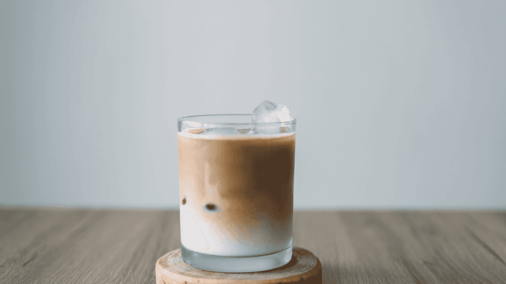 Un magnifique latte froid avec le meilleur lait végétal pour café