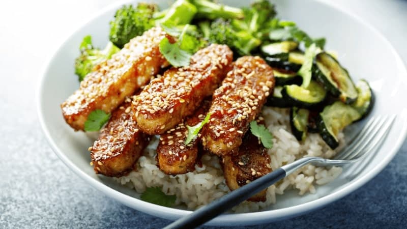 Un plat asiatique avec des lamelles du meilleur tempeh pour un apport en protéines suffisant