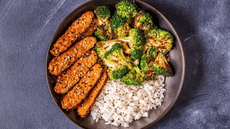 Un plat vegan à base du meilleur tempeh avec du riz et des brocolis