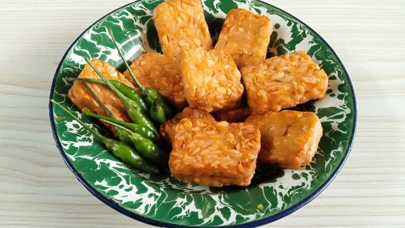 Une assiettes de tempeh frit dans des piments doux