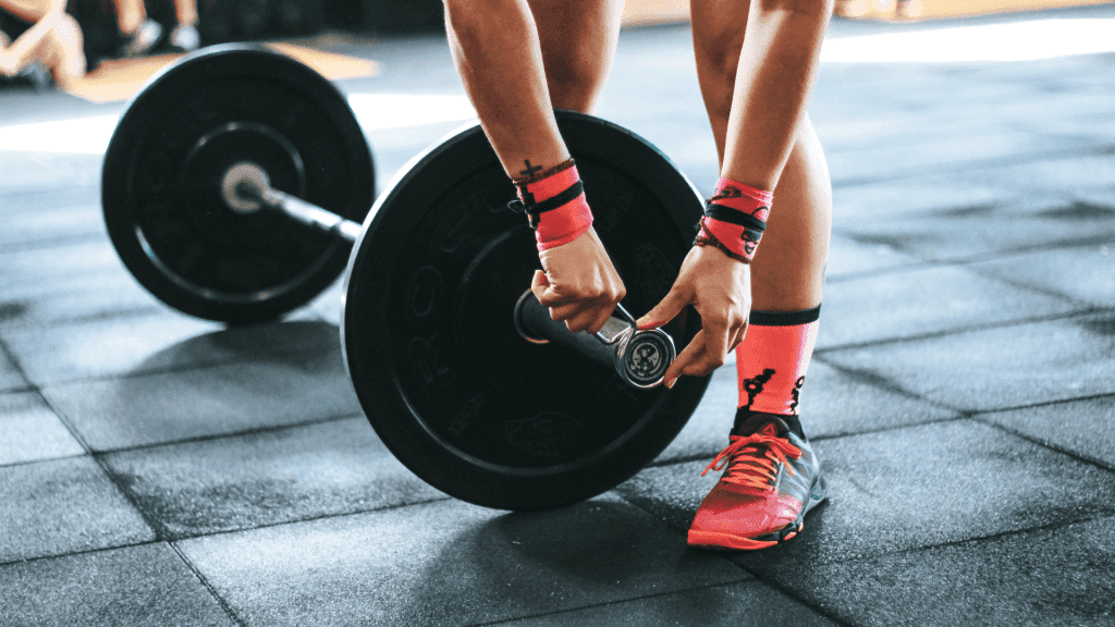 Une femme qui prépare sa machine à la salle de sport