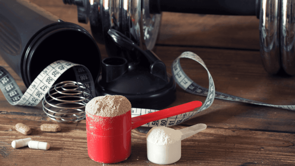 La meilleure whey vegan dans une salle de sport avec des haltères et un shaker