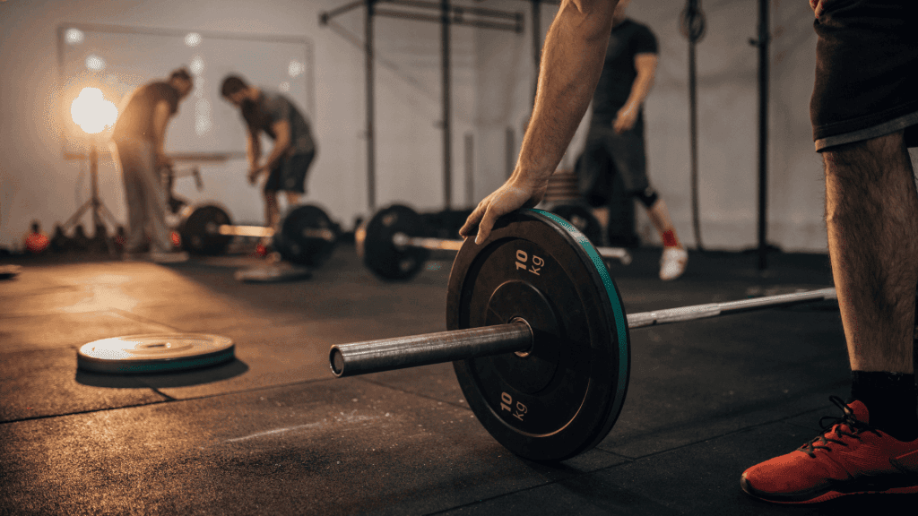 Des hommes faisant une séance de sport après avoir bu la meilleure whey vegan