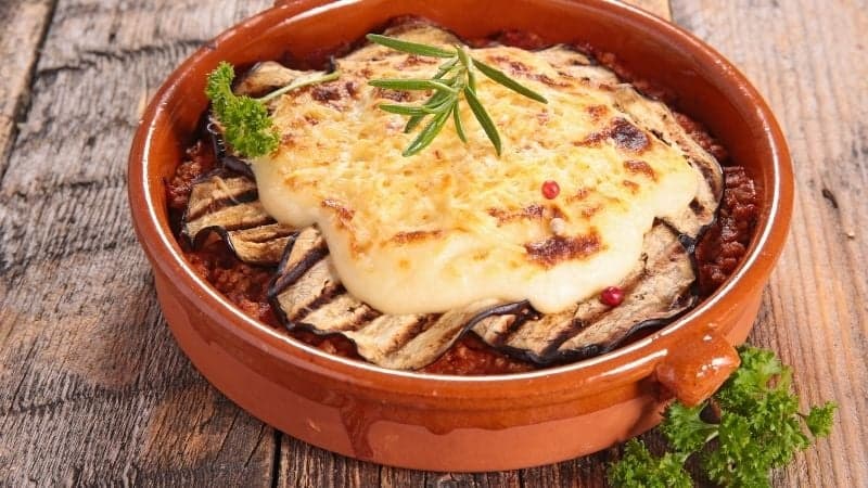 Une moussaka vegan en part individuelle dans un resurant vegan à Paris