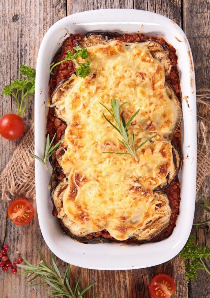Une magnifique moussaka vegan dans un plat qui sort du four