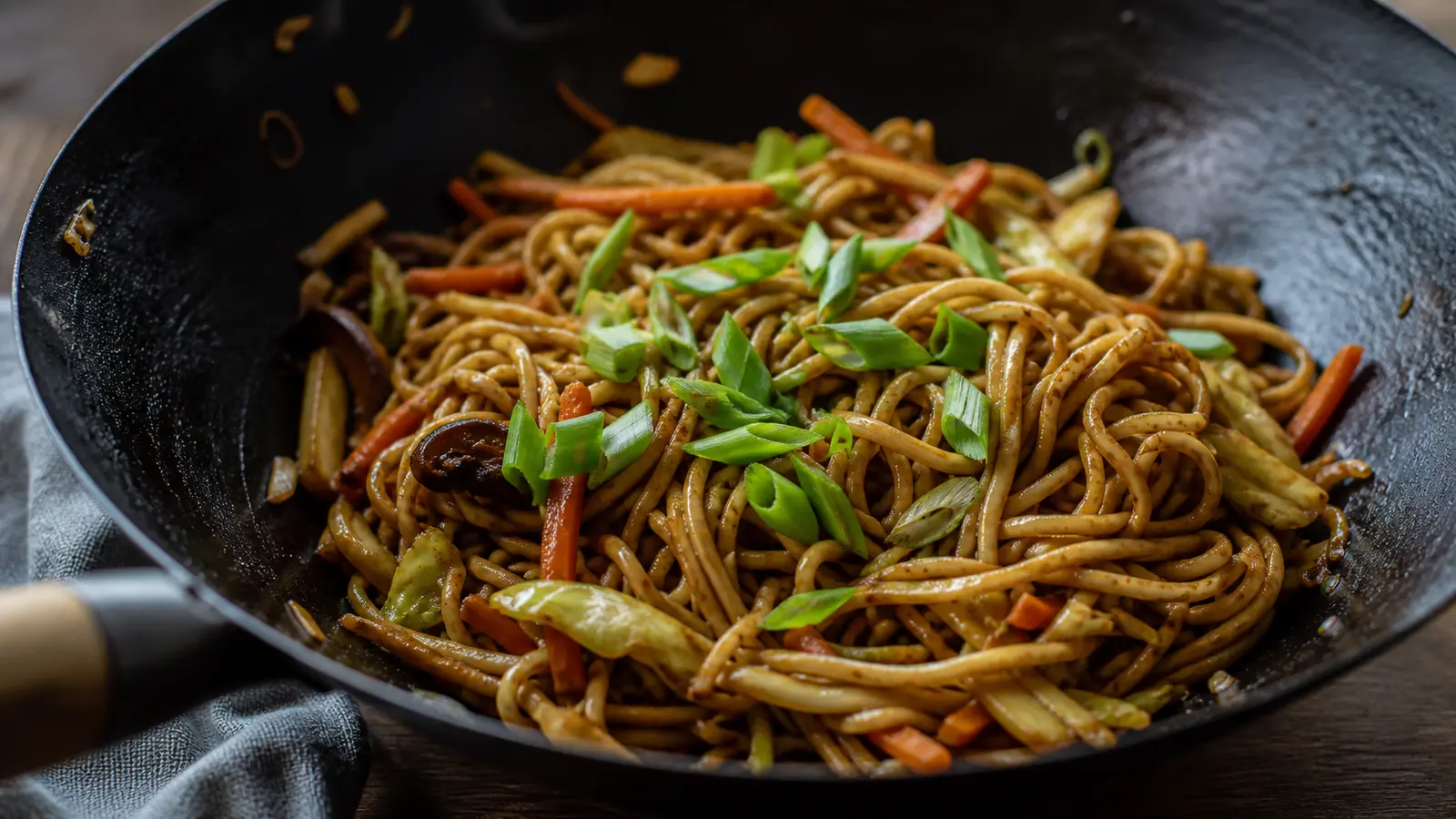 Équilibrer la sauce soja pour la recette nouilles sautees vegan legumes sauce soja
