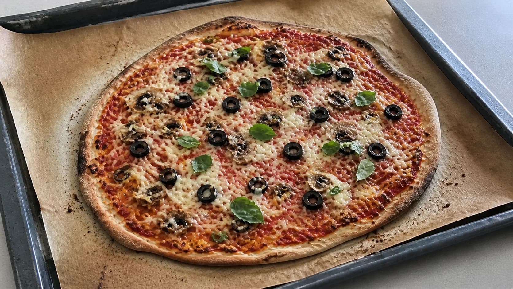 Pizza vegan dorée et croustillante garnie de basilic frais