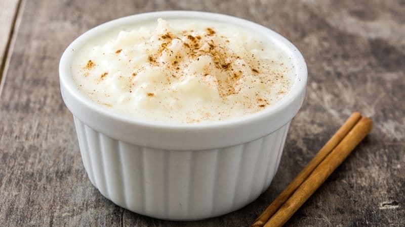 Un riz au lait vegan avec des bâtons de cannelle pour des saveurs prononcées