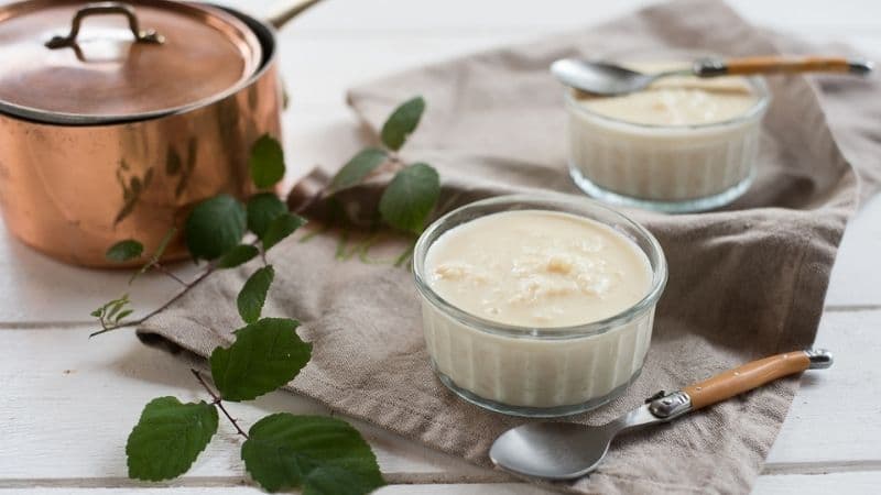 Un riz au lait vegan bien crémeux sur une table avec une nappe grise