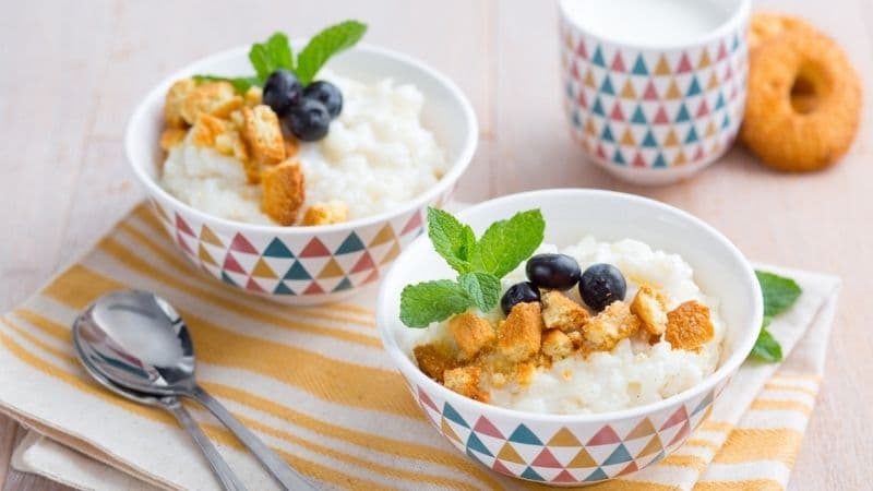 Un riz au lait vegan avec des biscuits vegan pour apporter du croustillant