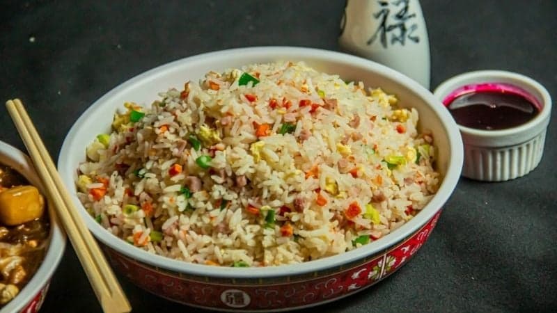Un magnifique riz cantonais vegan avec une sauce aux fruits pour un repas de famille