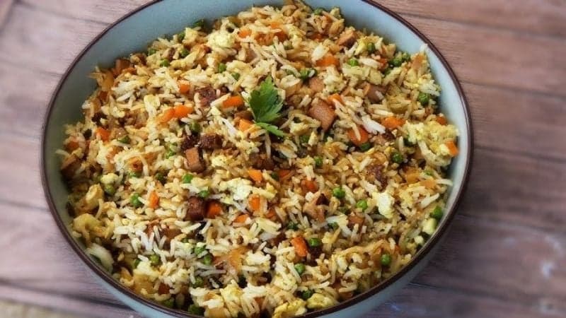 Un riz cantonais vegan bien coloré avec du tofu, des légumes et du riz rond