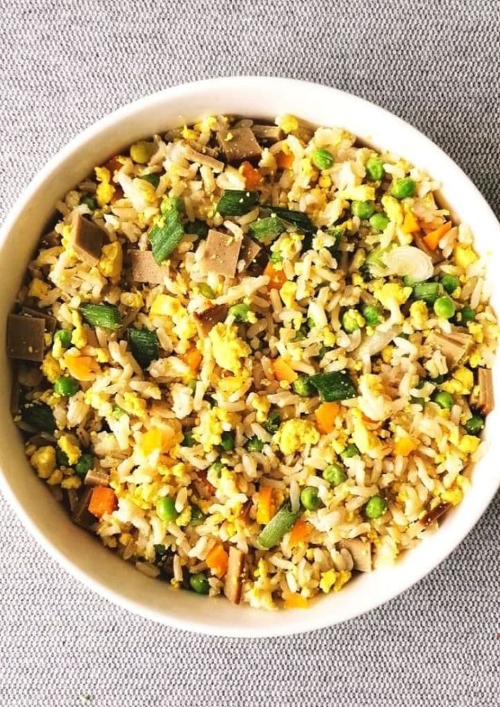 Un riz cantonais vegan dans un bol pour un déjeuner