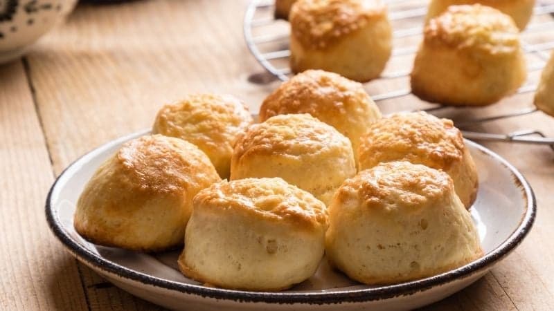 Des scones vegan dans une assiette pour une touche sucrée pendant le thé
