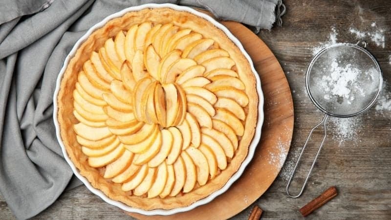 Une Tarte Aux Pommes Vegan bien assemblée prête à être enfournée