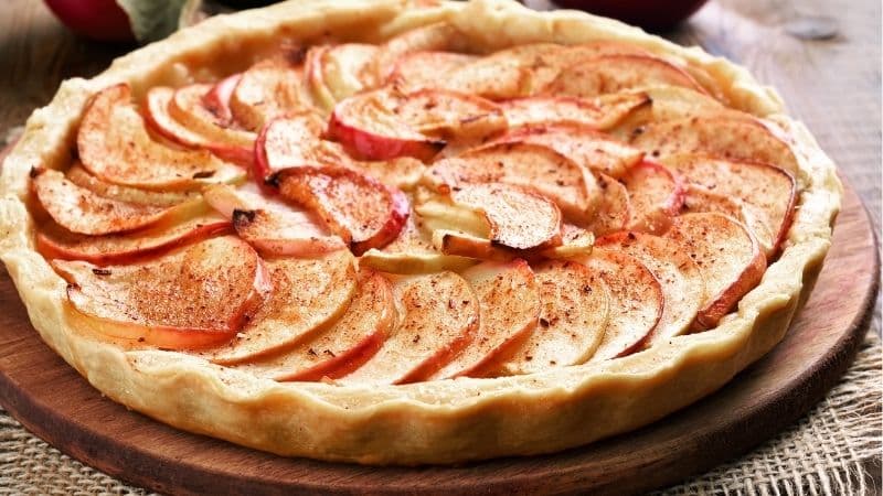 Une belle Tarte Aux Pommes Vegan avec deux catégories de pommes différentes pour des saveurs complémentaires